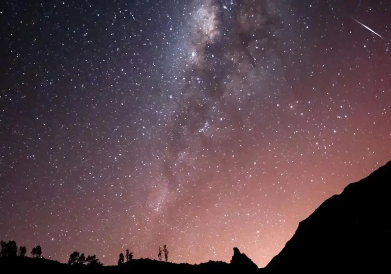 Un Espectáculo Celestial: La Triple Lluvia de Estrellas de 2025