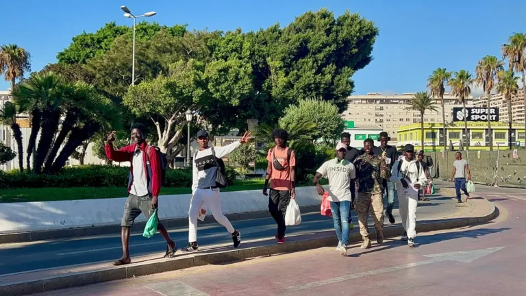 Crisis de Inmigración en Ceuta: Salida Masiva del CETI hacia la Península