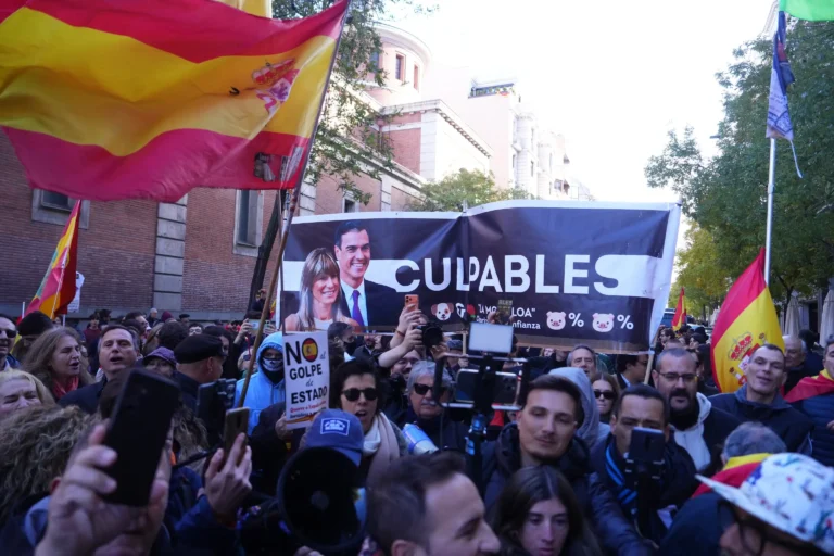 Crisis en Vox: Revelaciones sobre la Gestión de Donaciones y la Organización Juvenil Revuelta
