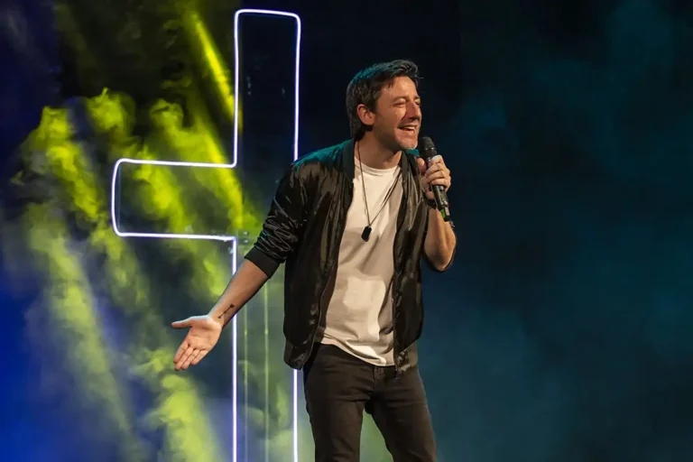 David Navarro: Humor y Autocrítica en el Escenario