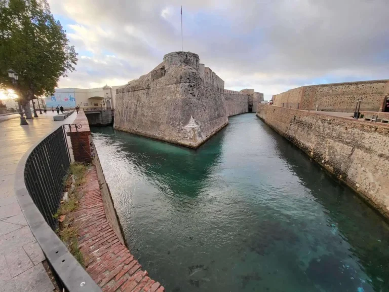 Desafíos en el Dragado del Foso de Ceuta: Un Proyecto en Crisis