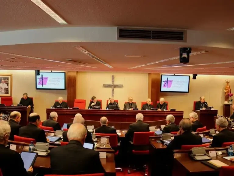 Desafíos y Cambios en la Conferencia Episcopal Española: Una Asamblea Plenaria en Tiempos de Crisis