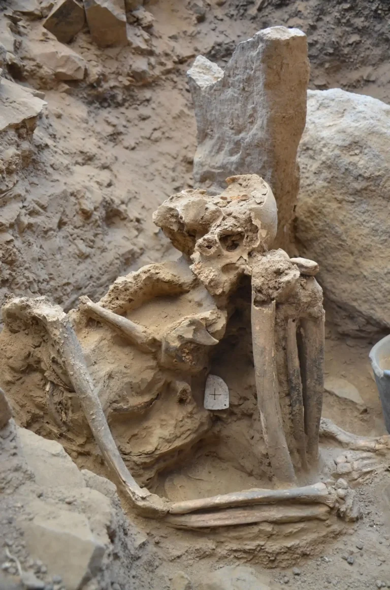 Descubrimiento Arqueológico Revela Tumbas de 4.500 Años en el Valle de Moche, Perú