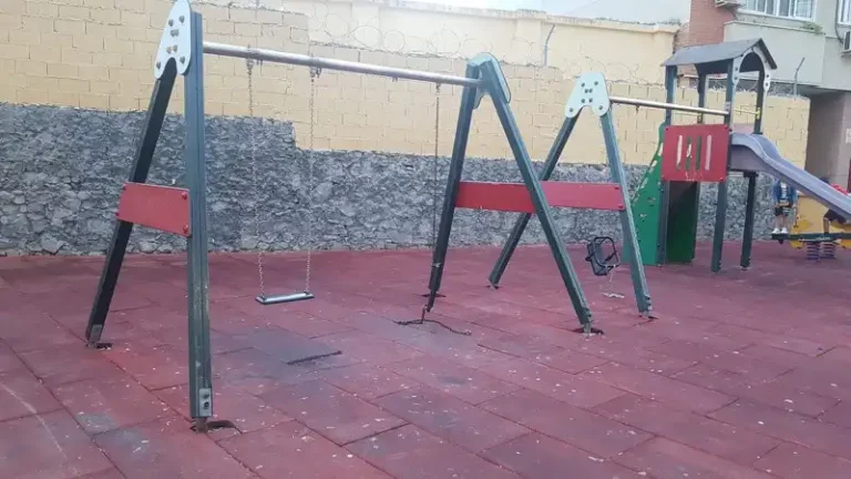 Destrozan lunas de vehículos en Ceuta: vandalismo sin robo en el centro urbano