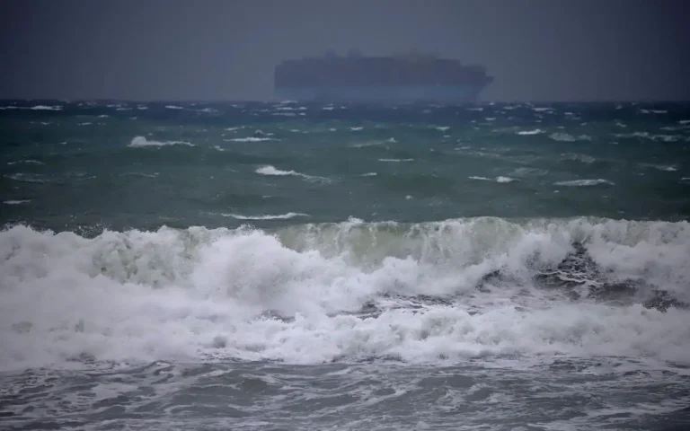 Impacto de la Borrasca Joseph en Ceuta: Vientos Fuertes y Cancelaciones de Conexiones