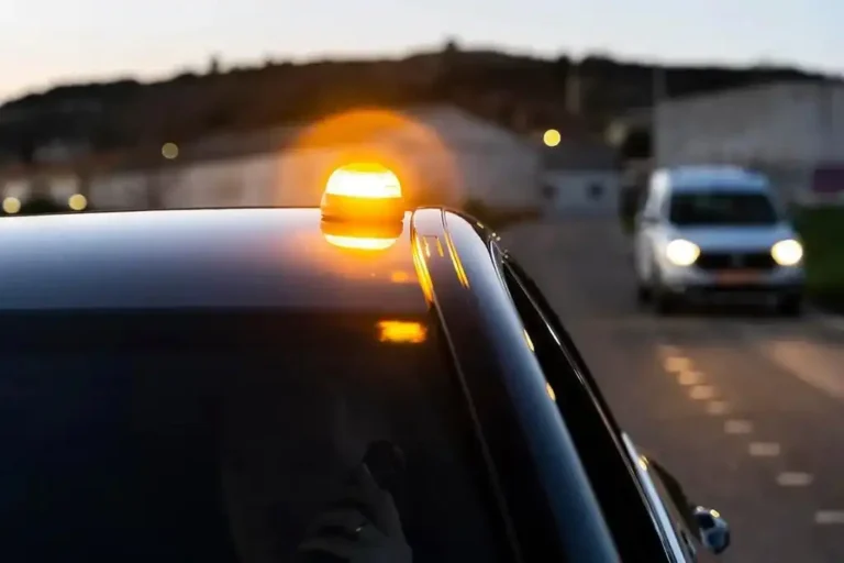 La Controversia de las Balizas V16: Seguridad Vial en Debate