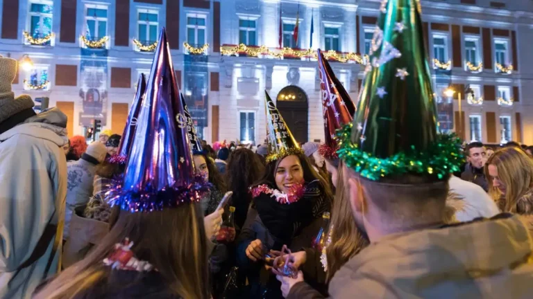 La Tradición de las Campanadas de Nochevieja: Un Ritual que Une a España