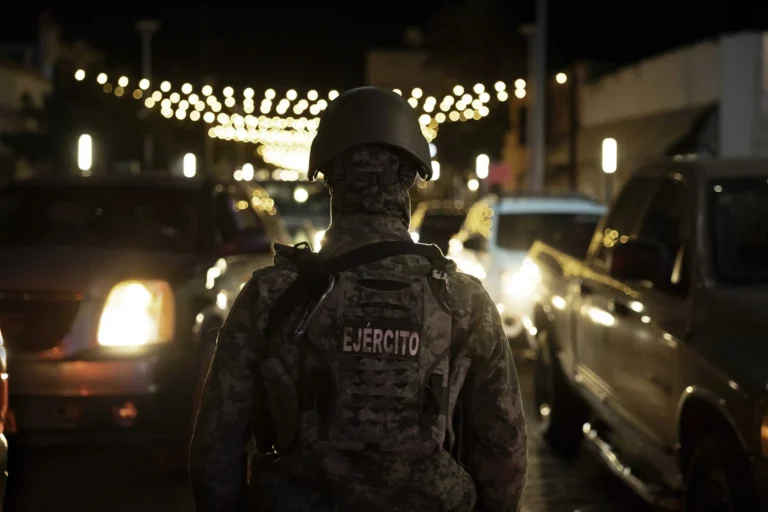 Trump y la Clasificación del Fentanilo: Un Enfoque Militar en la Lucha Contra las Drogas