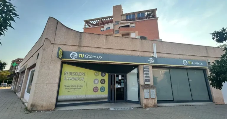 Cierre de Correos en Sevilla Este: ¿Qué significa el recorte de oficinas para los vecinos y el comercio electrónico?