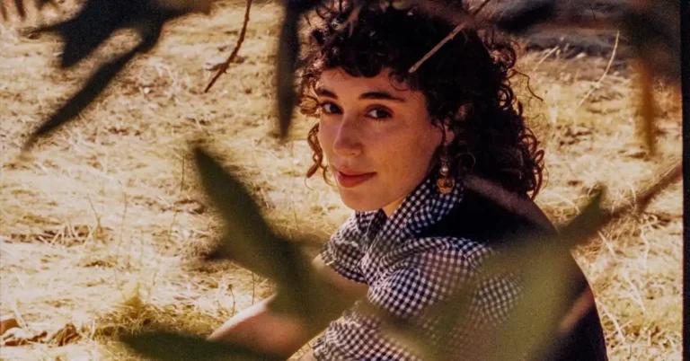 Un conjuro de Paula Melchor: poesía mística, inocencia y misterio en la literatura contemporánea